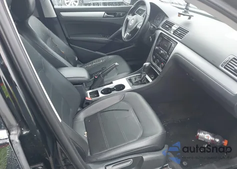 2013 Volkswagen Passat 2.5L Se z USA, uszkodzony, nr VIN 1VWBP7A35DC084825